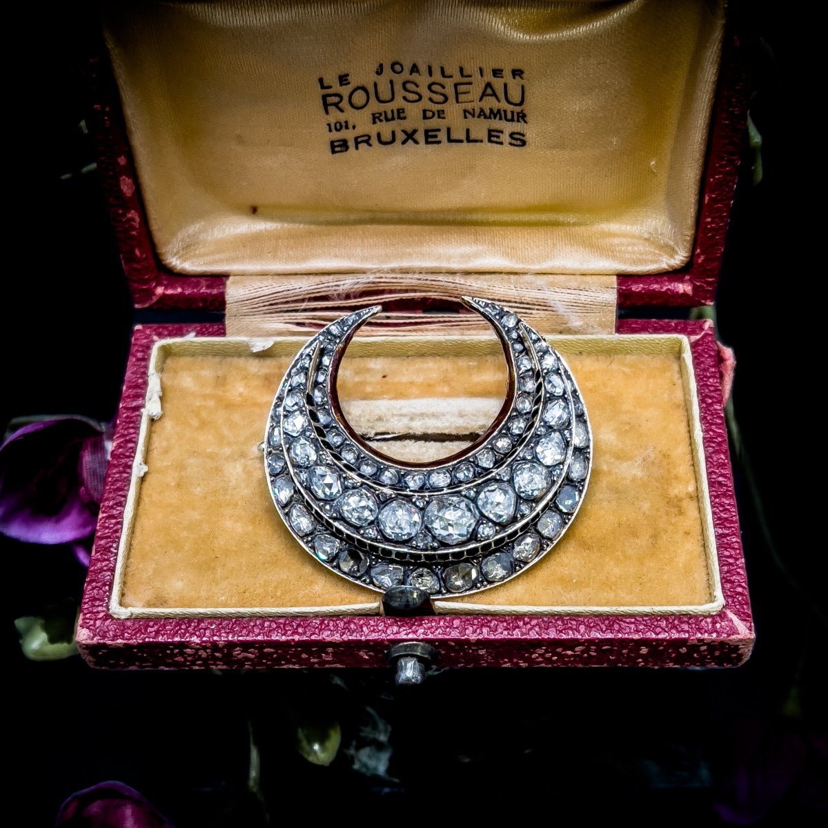 Splendide Broche De « lune De Miel » En  Or 18 Carats
