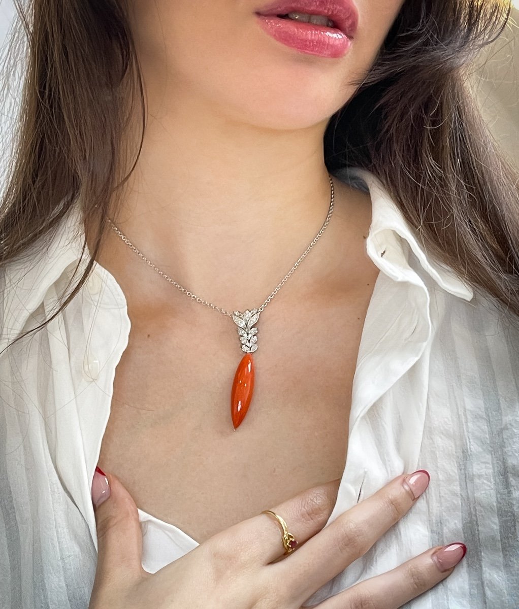 Pendentif Et Sa Chaîne Or Blanc 18 Carats Diamants Et Corail