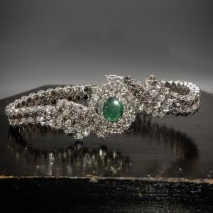 18 K White Gold Bracelet Set With A Tanzanian Emerald