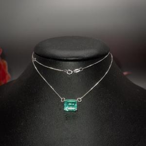 18 K Gold Necklace Set With An Emerald