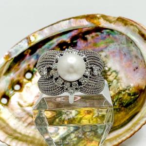 18-carat White Gold Cocktail Ring Set With Diamonds