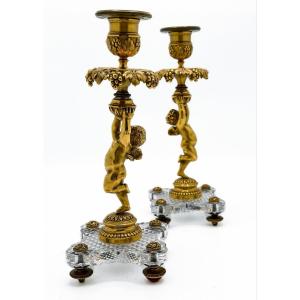 Baccarat, Paire De Bougeoirs Aux Chérubins En Bronze Doré Et Cristal