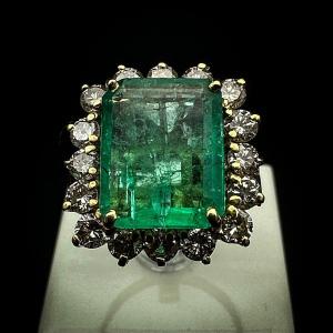Vintage Ring In 18k Yellow Gold, Set With A Colombian Emerald