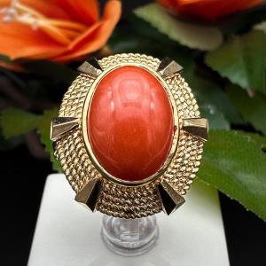 Vintage “sun” Ring In 18k Gold, Set With A Coral