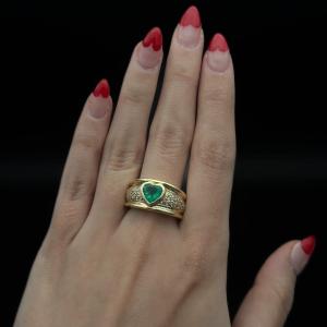 Vintage Ring From The 80s Set In Its Center With A Very Beautiful Heart Cut Emerald