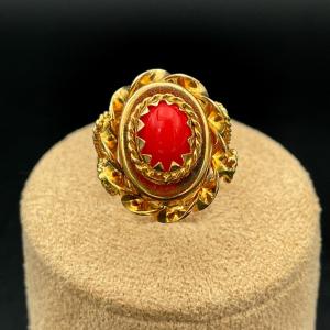 Vintage Ring In 18k Gold, Set With A Coral