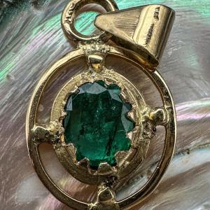 Pendant Set With An Oval Emerald
