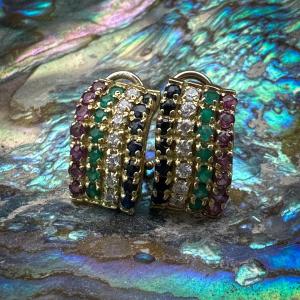 Boucles d’oreilles vintage en or 18 carats, saphirs, diamants, émeraudes et rubis – Italie,