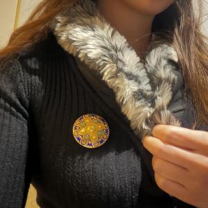  ⸻  Broche vintage en or jaune émaillé et chrysoprases – Maison Ottaviani, Italie