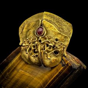 Fernand Demaret – Naturalistic Sculptural Brooch In Gold And Rubies, Brussels, 1970s 