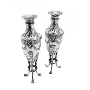 Hanau – Paire de vases tripodes en argent 800 millièmes de style Louis XVI, fin du XIXᵉ siècle 