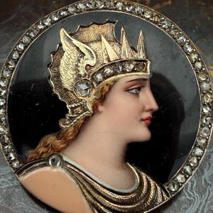 Broche Belle Époque en or 18 carats, diamants et émail peint représentant Athéna