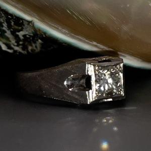 18 K White Gold "rush" Ring Set With A 0.5 Carat Diamond