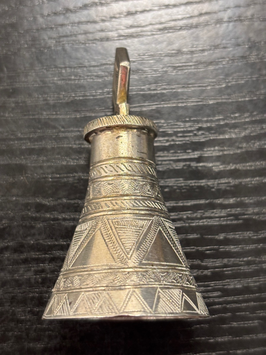 Small, Finely Engraved Solid Silver Service Bell -photo-2