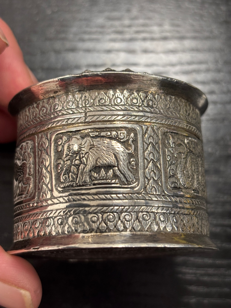 Boîte ronde en argent massif finement gravée - extrême orient