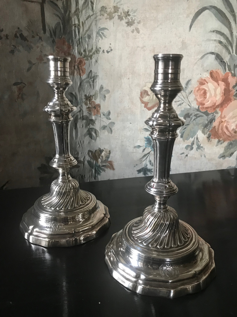 Paire de bougeoirs flambeaux armoriés XVIIIe