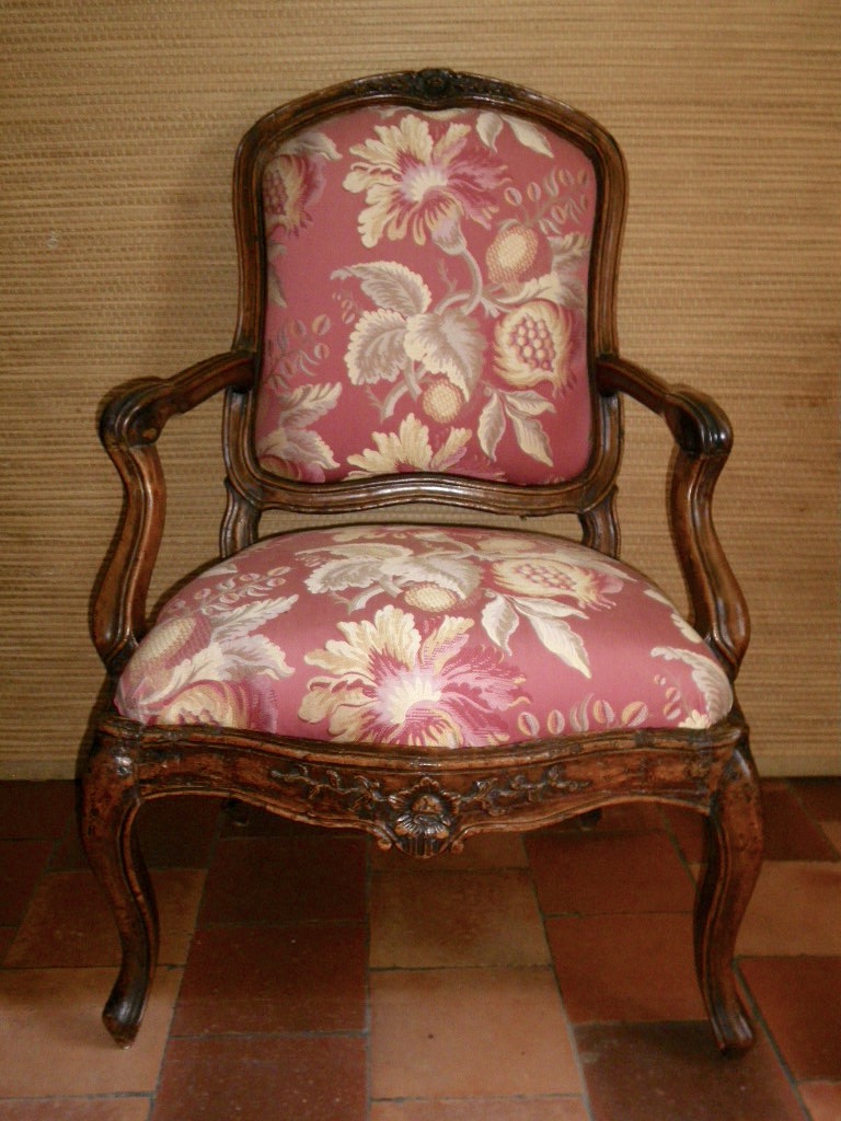 Large Fauteuil à châssis en noyer époque Louis XV Italie Milieu XVIIIe