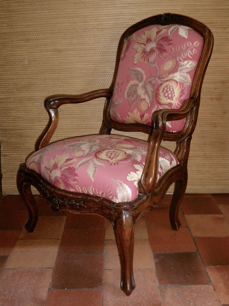 Large Fauteuil à châssis en noyer époque Louis XV Italie Milieu XVIIIe-photo-2