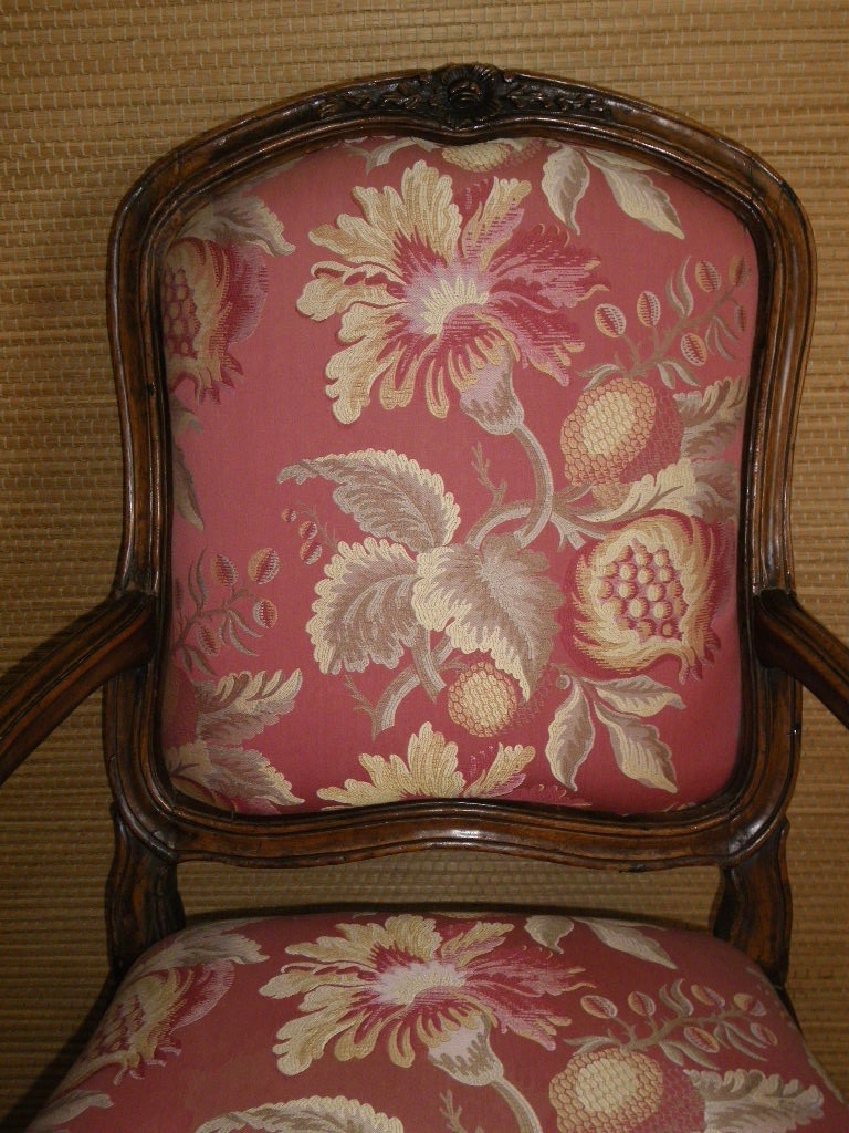 Large Fauteuil à châssis en noyer époque Louis XV Italie Milieu XVIIIe-photo-3