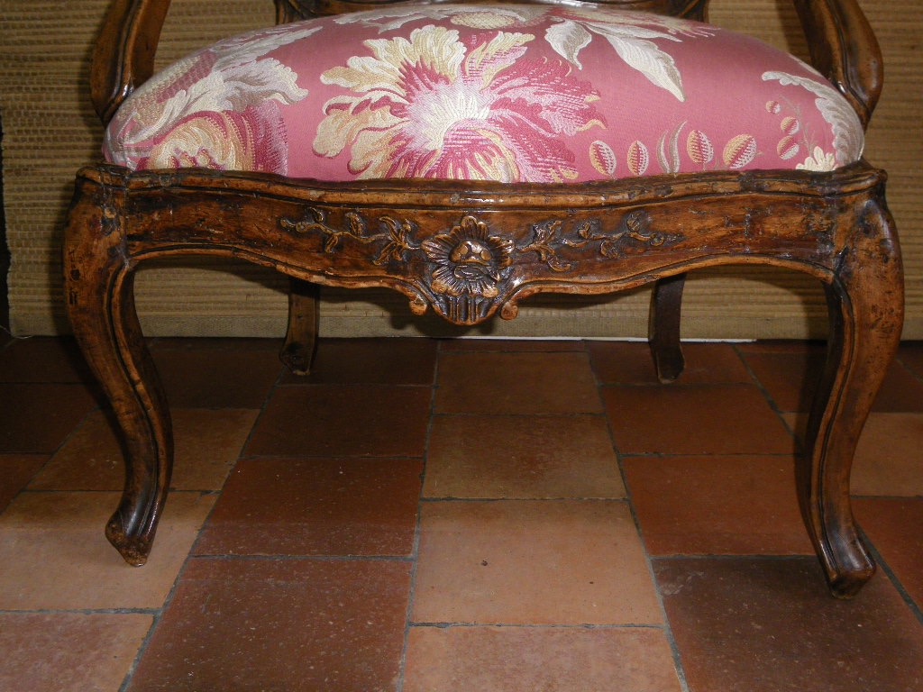 Large Fauteuil à châssis en noyer époque Louis XV Italie Milieu XVIIIe-photo-3