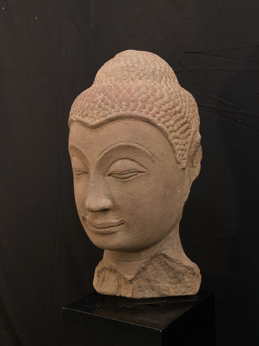 Grande tête de Bouddha en grès beige, 44 cm, Siam,  Ayutthaya XVIIème