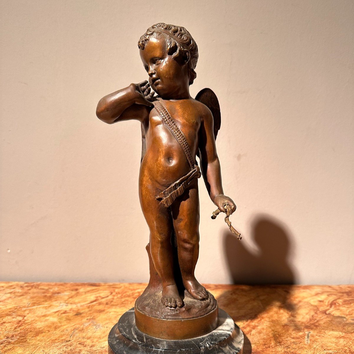 Joli cupidon en bronze du 20e siècle. Signé