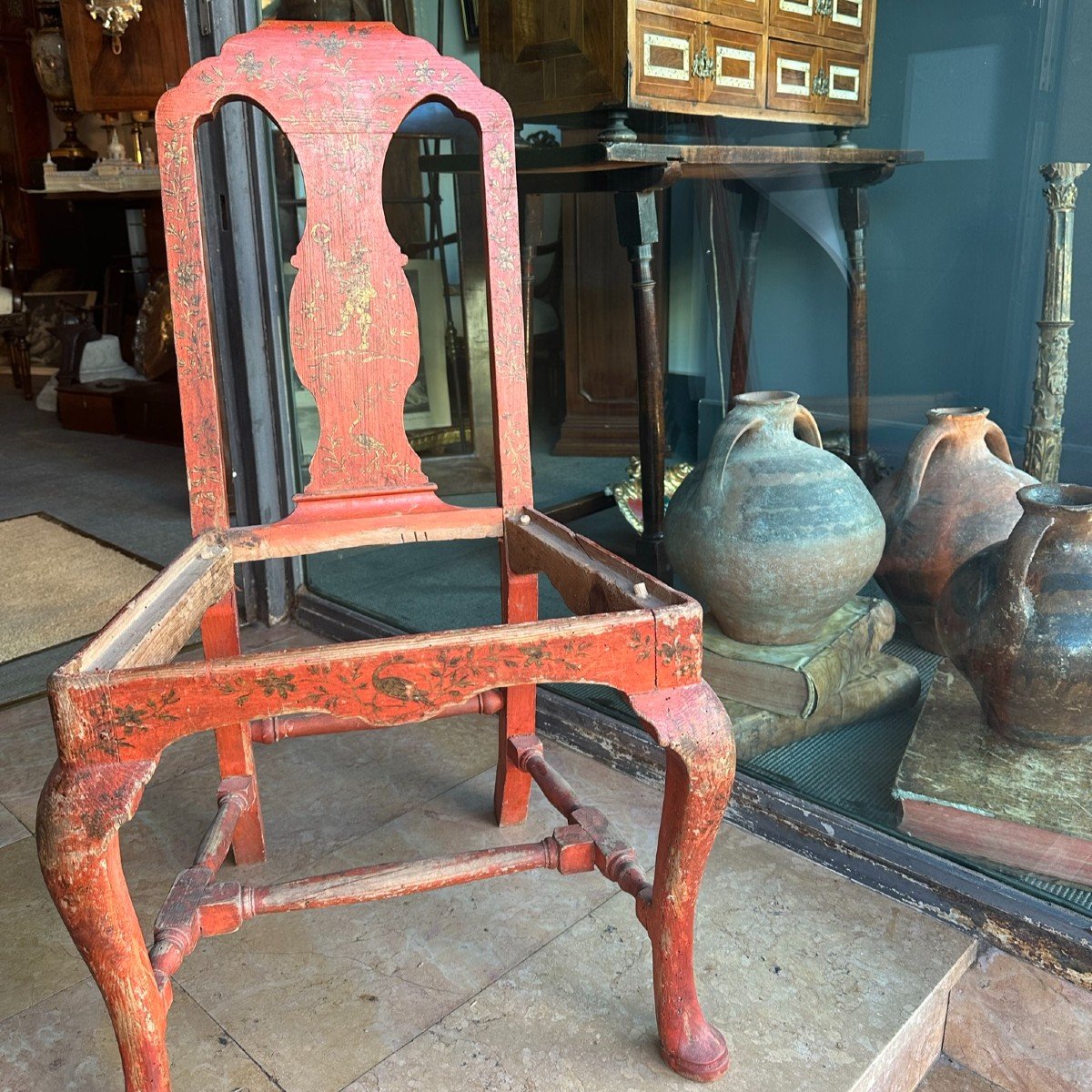 Spectaculaire chaise d'appoint du XVIIIe siècle en bois polychrome rouge à motifs de chinoiseri