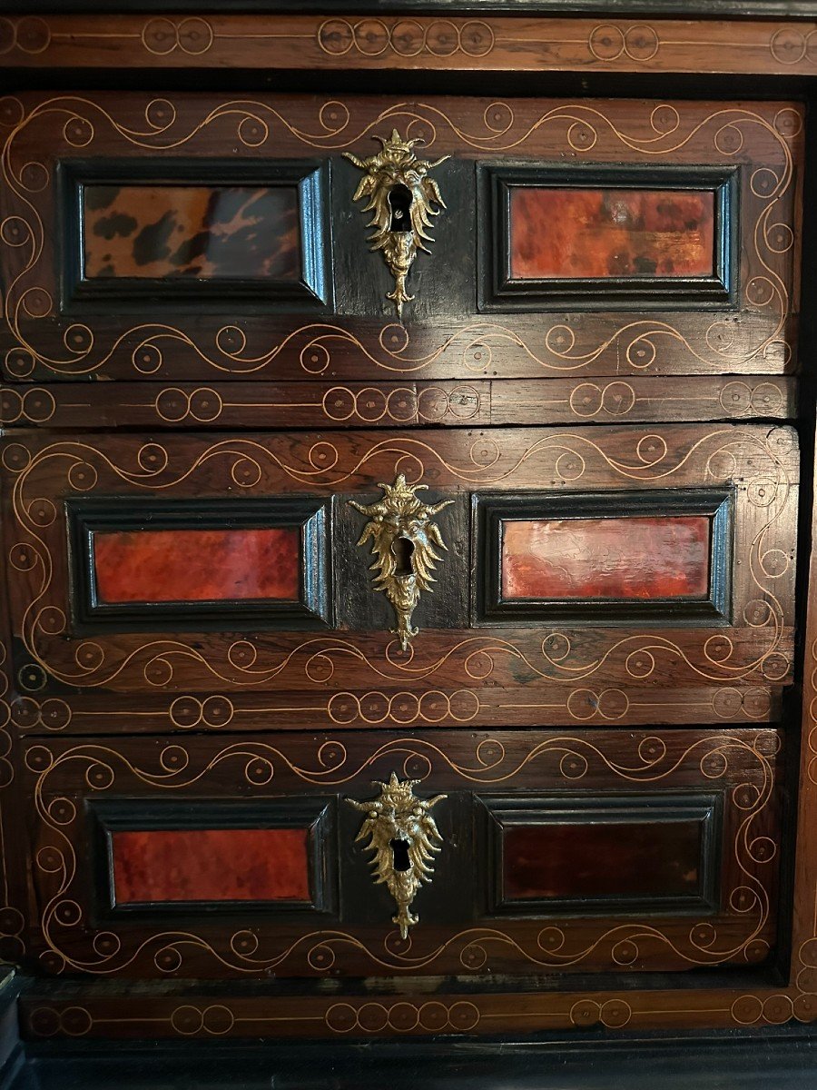 Cabinet à coquilles en noyer et marqueterie. XVIIIe siècle.-photo-3