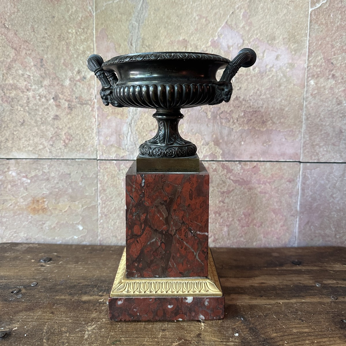 Coupe en bronze et marbre griotte. 1820.