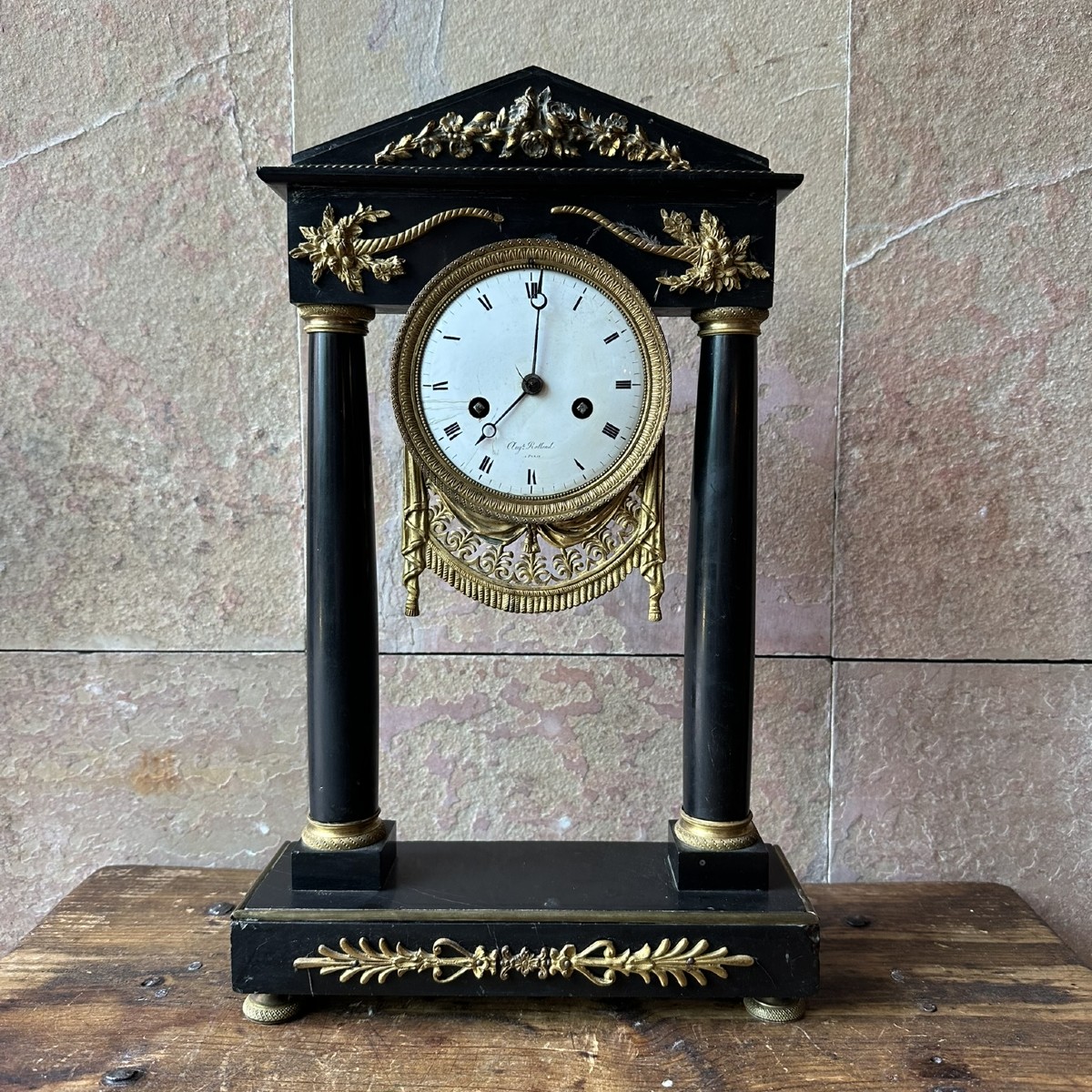 Pendule de table en marbre noir et bronze.  XIXe siècle