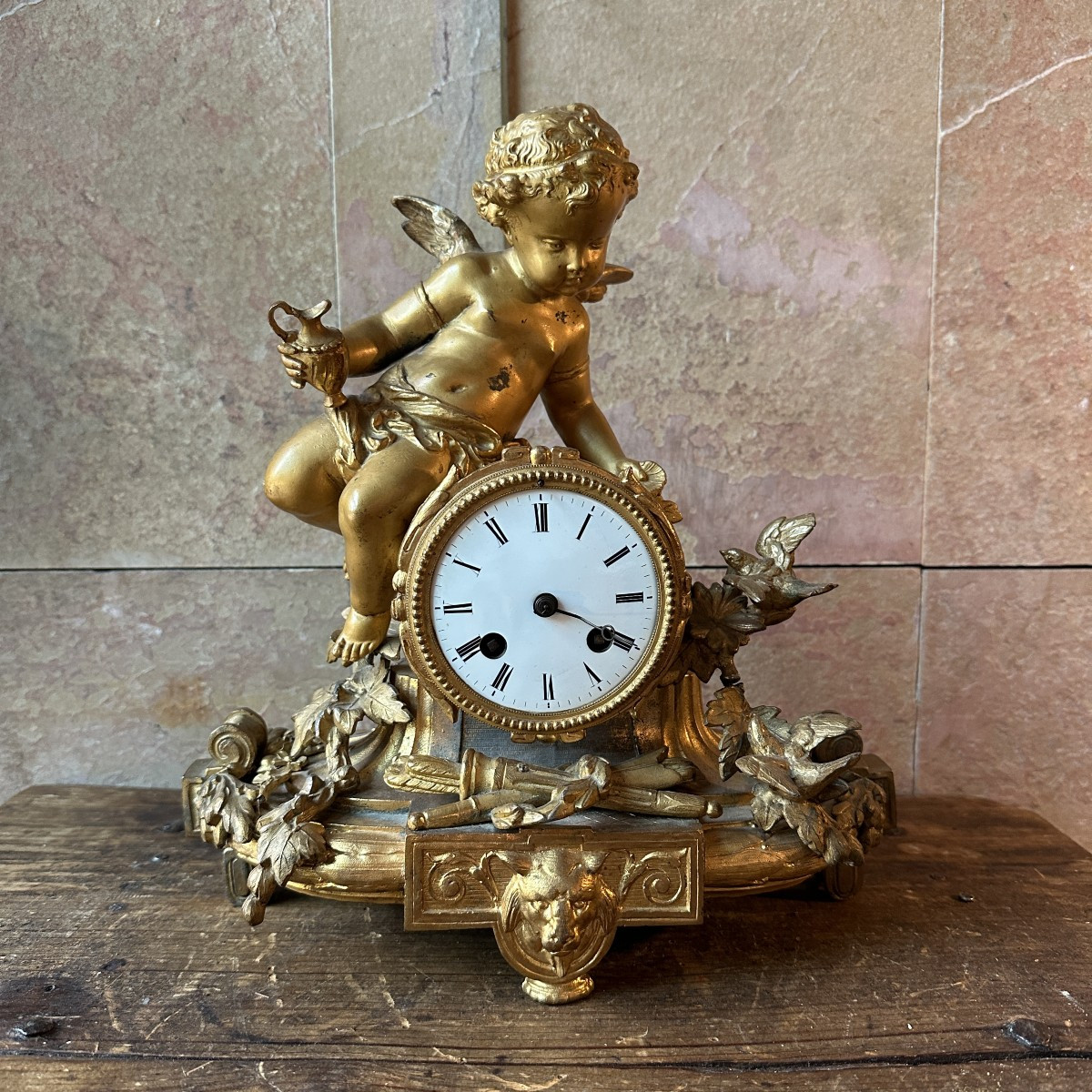 Pendule d’angelot, en régule dorée, datant du XIX siècle