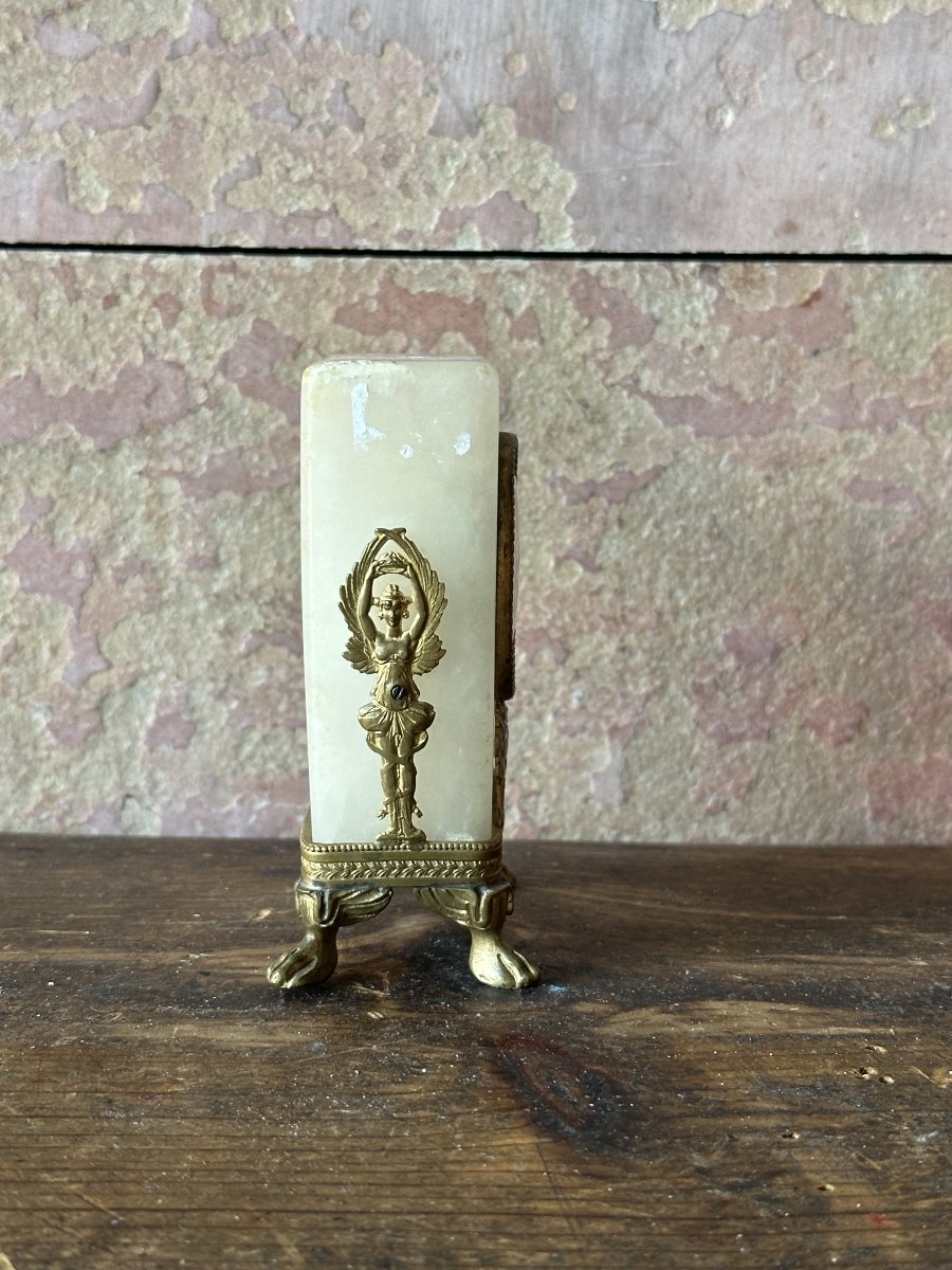 Petite pendule de table en albâtre et bronze. XIXᵉ siècle.-photo-4
