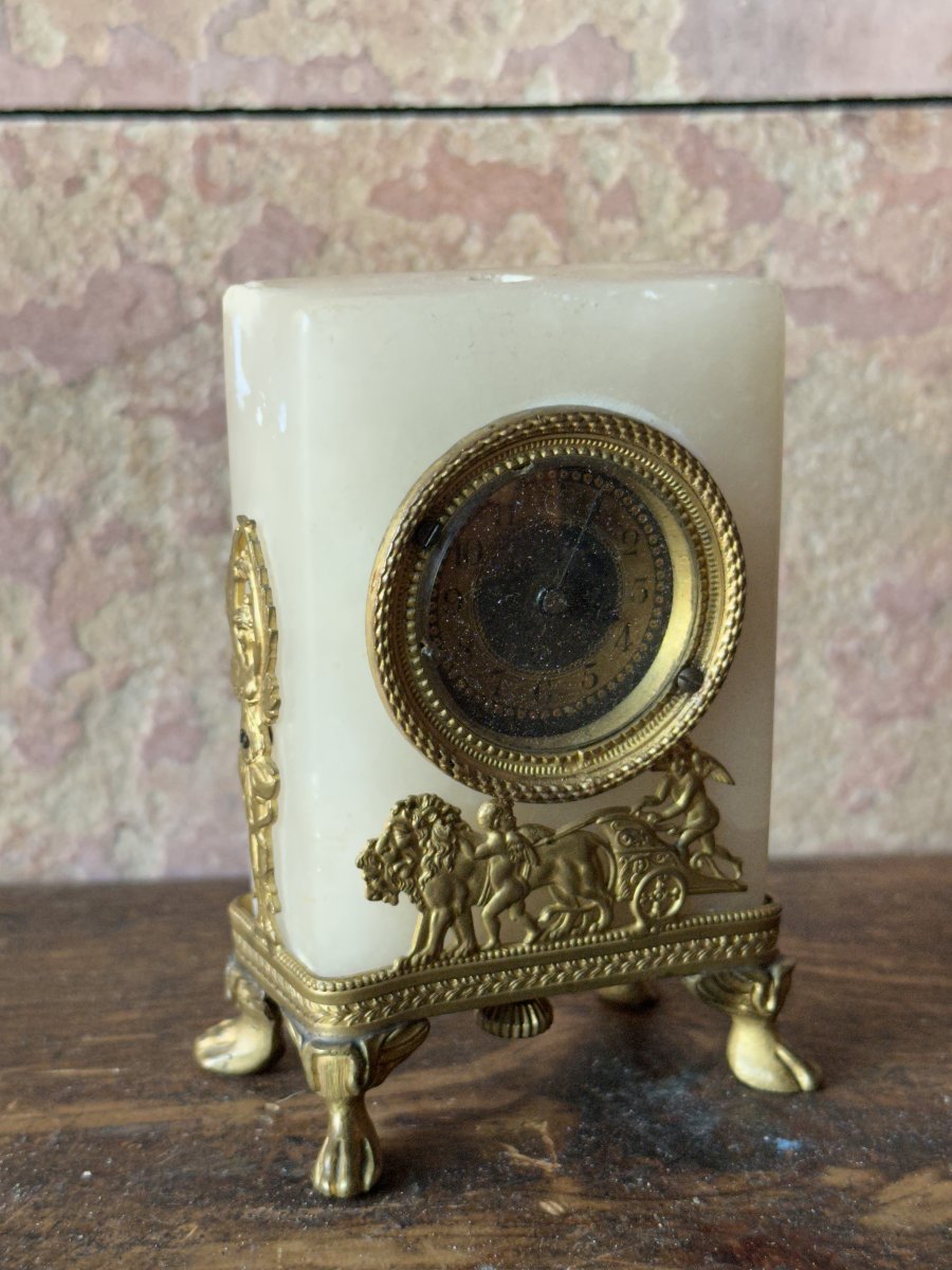 Petite pendule de table en albâtre et bronze. XIXᵉ siècle.-photo-1