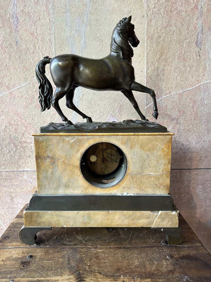 Pendule de cheminée au cheval en bronze et marbre de Sienne. Vers 1810.-photo-4
