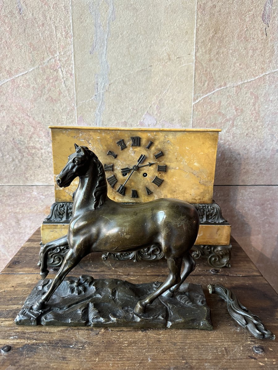 Pendule de cheminée au cheval en bronze et marbre de Sienne. Vers 1810.-photo-1