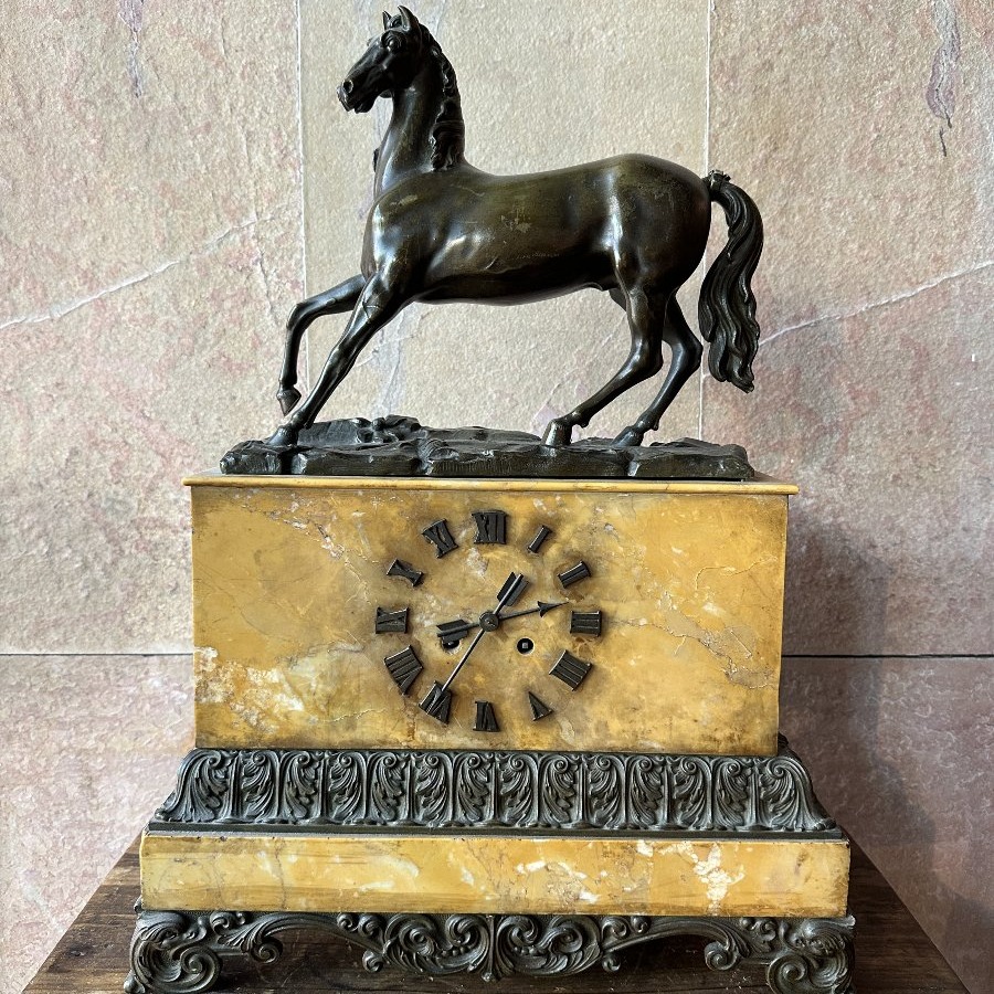 Pendule de cheminée au cheval en bronze et marbre de Sienne. Vers 1810.