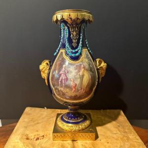 Magnifique vase en porcelaine et bronze. Période Napoléon III