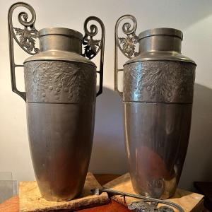 Spectaculaire paire de vases art déco en métal
