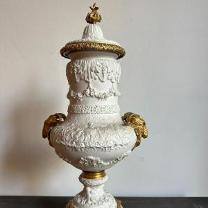 Magnifique vase en biscuit et bronze doré. Epoque Napoléon III