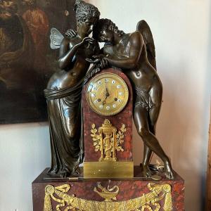 Spectaculaire horloge en bronze de l'époque de la restauration. Bronze et marbre.