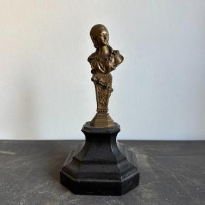 Figure en bronze avec base en marbre, originaire de Belgique. Le 19e siècle.