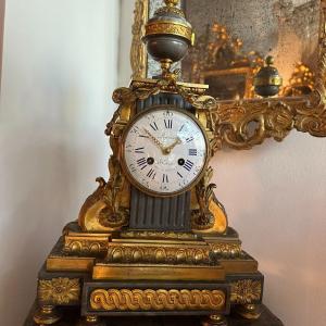Horloge en bronze et marbre. Napoléon III. Très belle qualité.