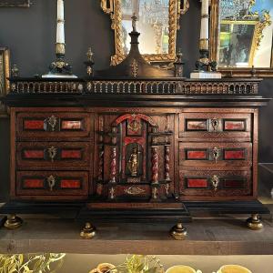 Cabinet à coquilles en noyer et marqueterie. XVIIIe siècle.