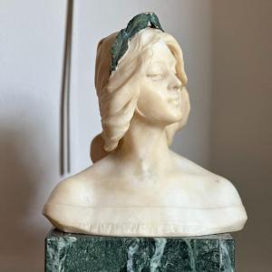 Beau buste de dame en marbre. Fin du 19e siècle, début du 20e siècle