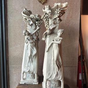 Paire de vases modernistes en céramique.  Signés Thon. 