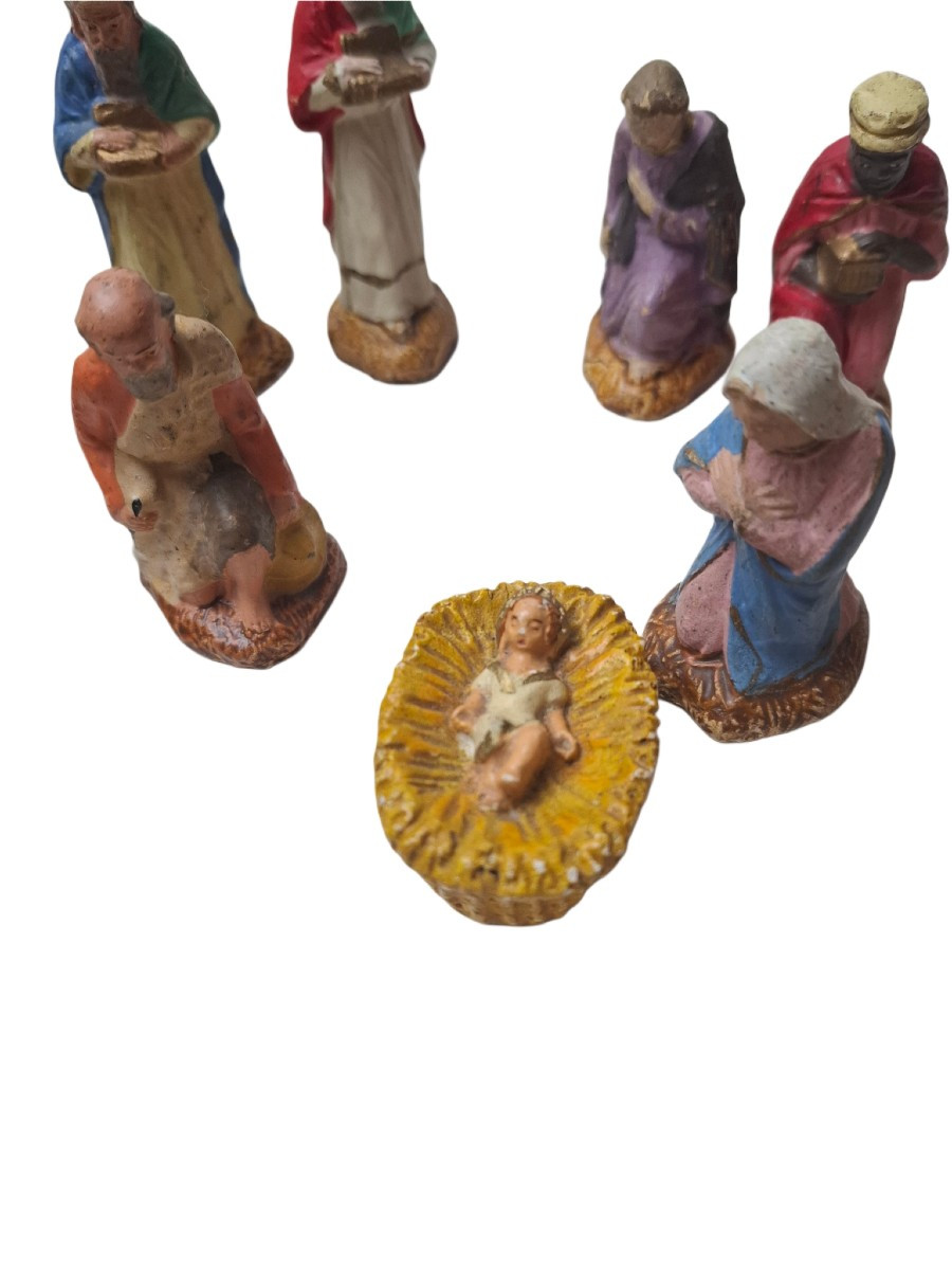Figurines traditionnelles de crèche représentant la naissance de Jésus-Christ.-photo-2