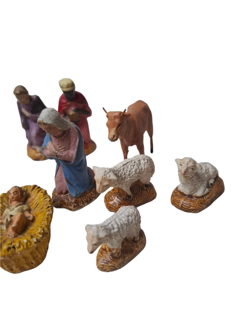 Figurines traditionnelles de crèche représentant la naissance de Jésus-Christ.-photo-3