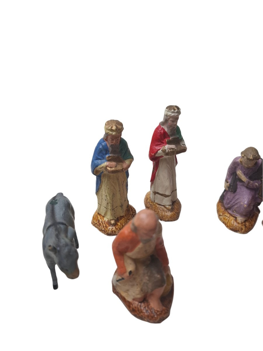 Figurines traditionnelles de crèche représentant la naissance de Jésus-Christ.-photo-4
