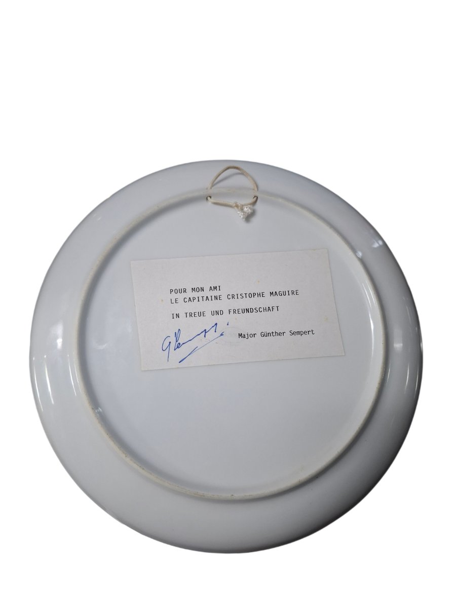 L'assiette en porcelaine est un hommage à l'Ordensgemeinschaft der Ritterkreuzträger-photo-2