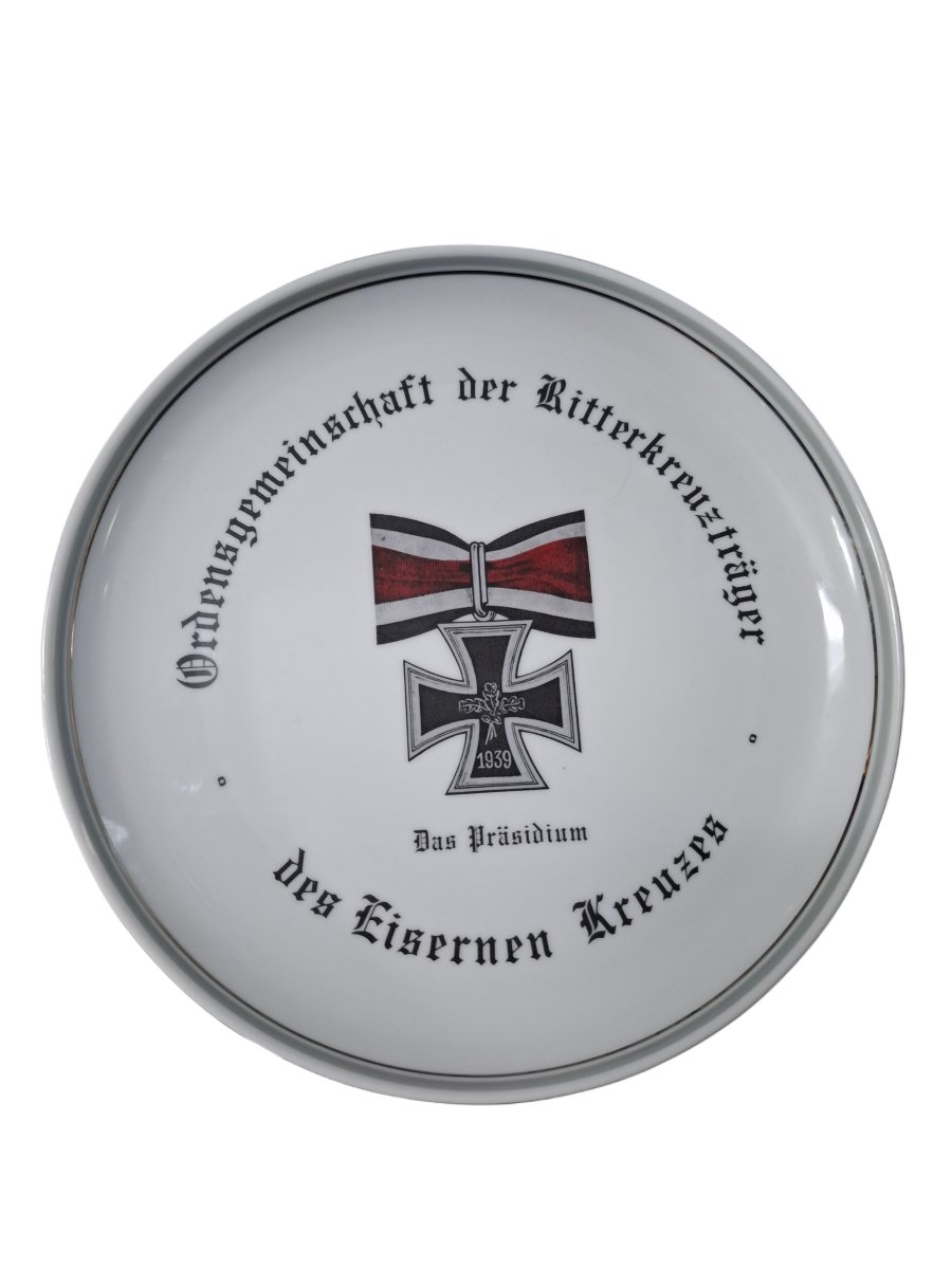 L'assiette en porcelaine est un hommage à l'Ordensgemeinschaft der Ritterkreuzträger